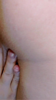 Masturbuje Ją, Bawiąc Się Nią, aż Osiągnie Orgazm