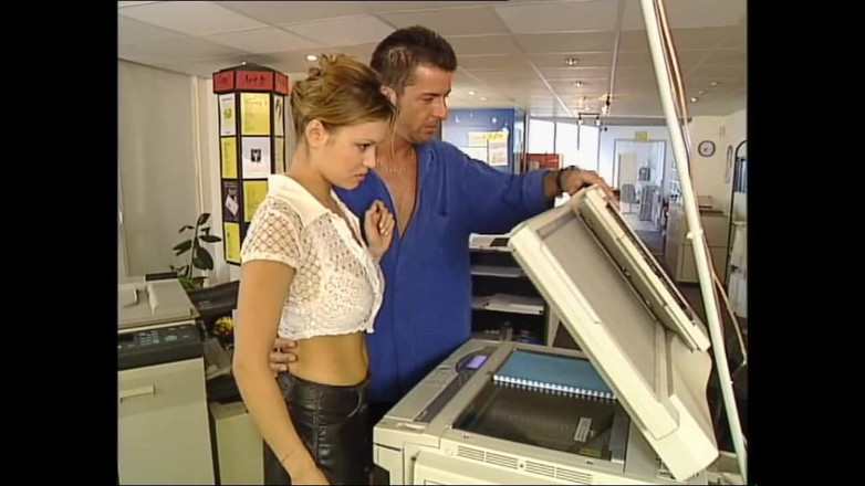 Deutschland porn: Setiausaha cantik menghisap zakar besar dan dikongkek bosnya