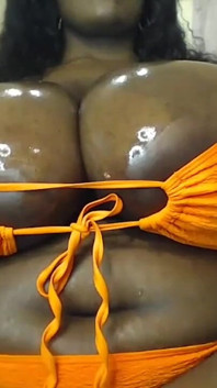 La sSBBw nera prende in giro con le sue tette grasse