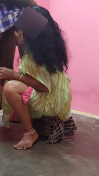 Tante zat te eten totdat haar dijen zichtbaar waren. Ik werd emotioneel door het zien van haar. Ik ging creampie en had seks met haar.