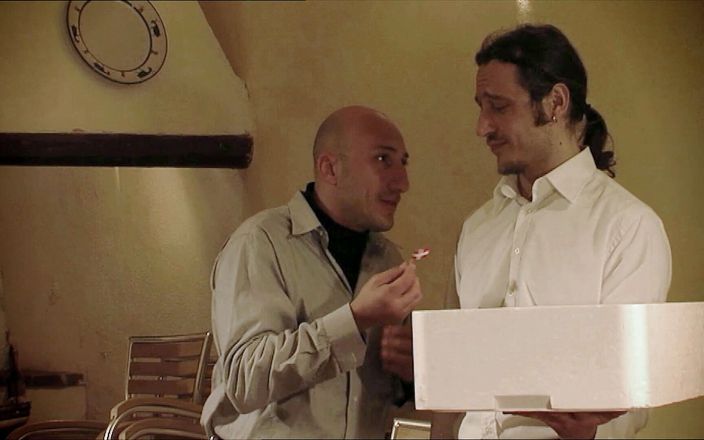 Antonio Adamo Film: 两个荡妇在她们的屁股上分享一个大鸡巴