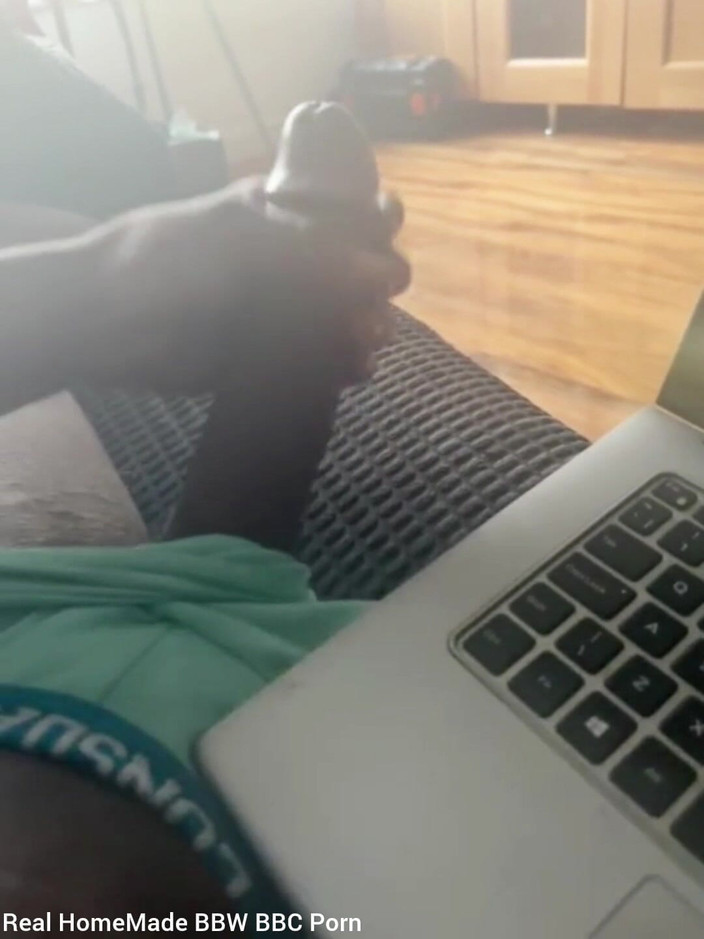 Big black cock BBCee: Ich streichcke meinen großen schwarzen schwanz beim porno gucken