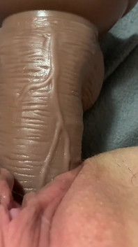Nahaufnahme BBC-dildo in junger muschi, sahniges sperma