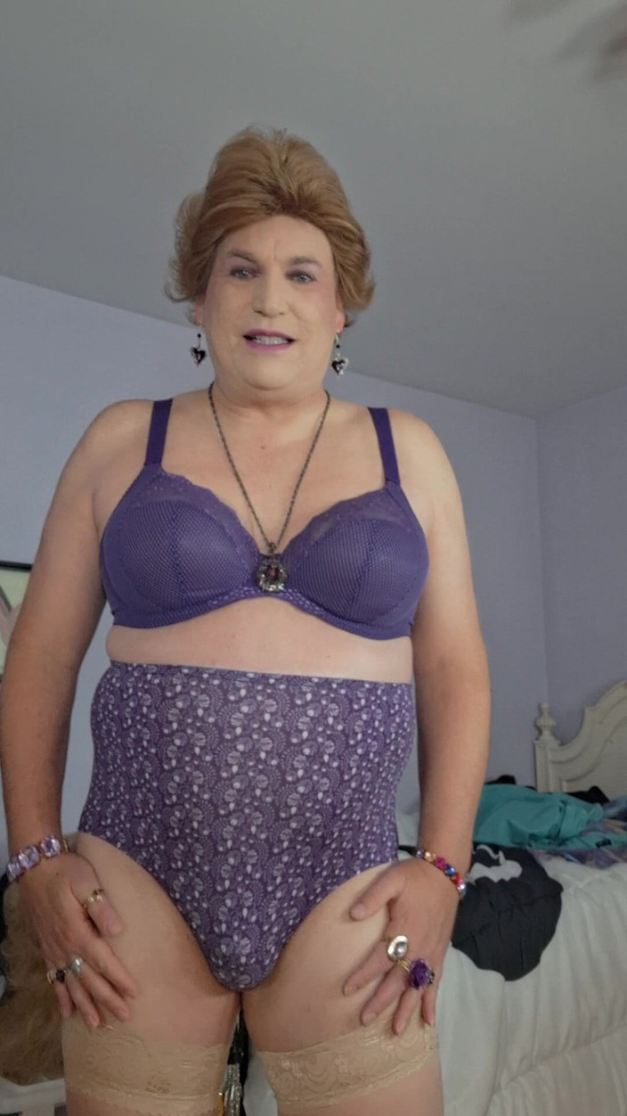 Victoria Lecherri: 부드럽고 통통한 컴포트 할머니 비키