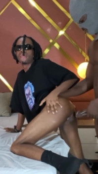 Meu bouncer crush gozou muito na minha boca