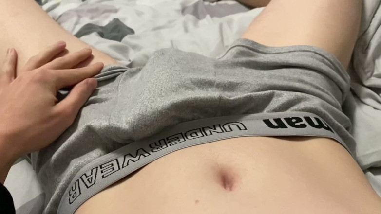 inbod: 18 yaşındaki twink ellerini kullanmadan iç çamaşırıyla geldi