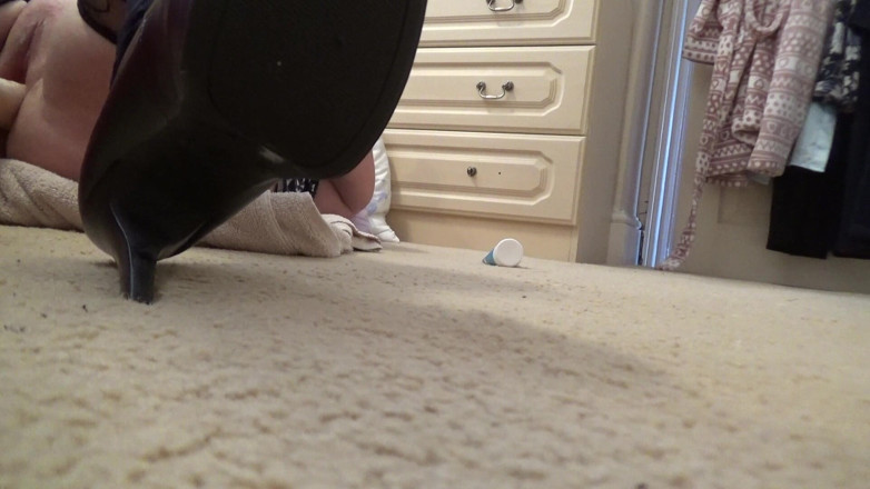 Julie Cunningham: 无毛阴户机器性交生 - 丝袜和高跟鞋地板视图 第一人称视角