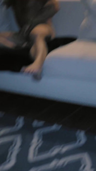 黑发荡妇妻子鼓励顺从的绿帽男老公吃她的大黑屌群交内射