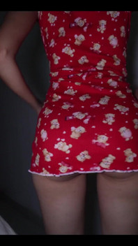 Masturbuje můj zadek prsty