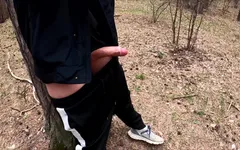 男人在公园里用震动棒散步并自慰