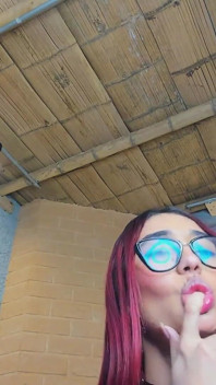 Chia Con I Capelli Colorati Balla Sexy Prima Di Masturbarsi Davanti Alla Telecamera