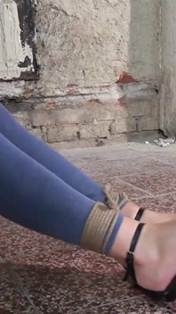 Verschwitzte jenny gefesselt und mit ball geknebelt