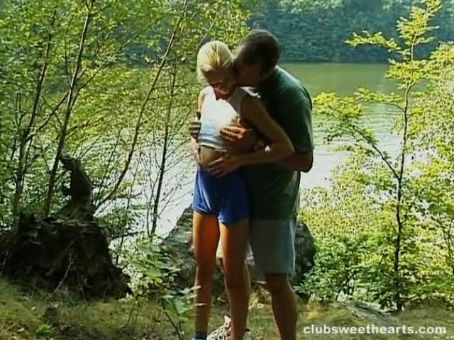 SkinnySweetHearts: Debbie nehrin kenarında sikiliyor