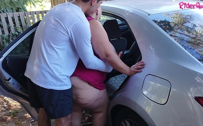 Mommy's fantasies: Dotýká se zadku - tlustá zralá žena je ošukaná v autě mladým...