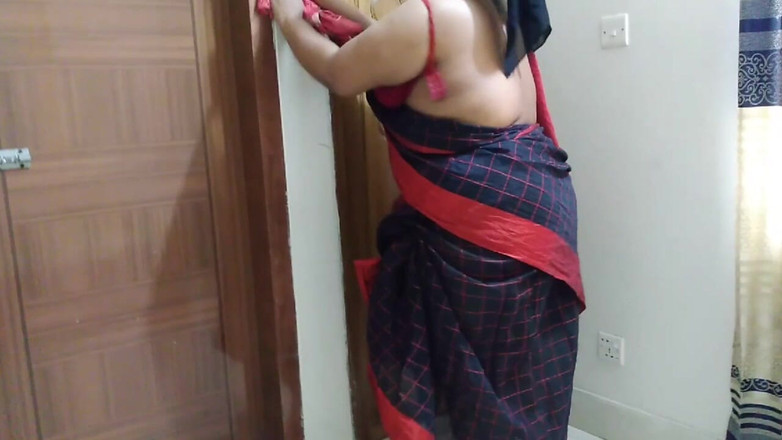 Aria Mia: Desi hotelová služka ošukaná cizincem Gustem v Gudžarátu