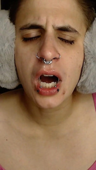 Menina doente faz uma bagunça no rosto