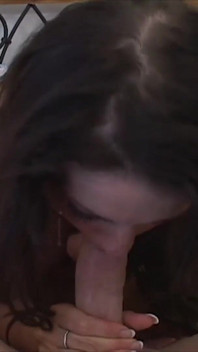 Sie Liegt Im Bett Und Zeigt Ihm Ihre Geile Feuchte Fotze
