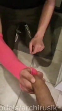 피자 배달원은 문앞에서 내 정액을 먹고 있으며, 충격적이고 신규하고 놀랍습니다!