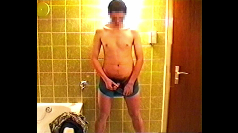 Mark Hannes: Писает на эрегантный пенис и мастурбирует с камерой Hi8