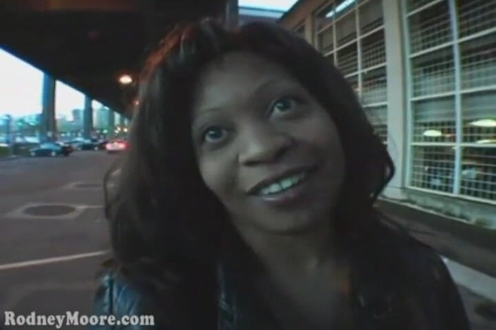 Scale Bustin Babes: Ebony BBW MILF letar efter kuk