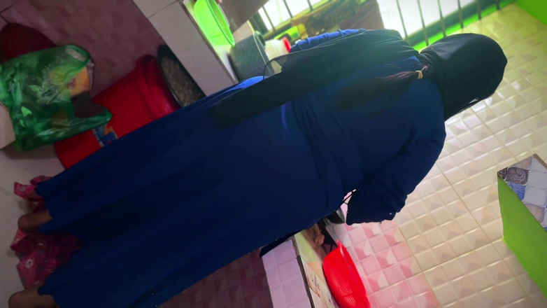 Your Boy's Cum: Hintli ateşli evli kadın kocası için yemek yaparken mutfakta sikiliyor...