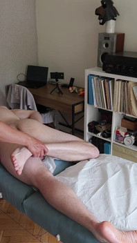 Elle fait un massage et suce une grosse bite
