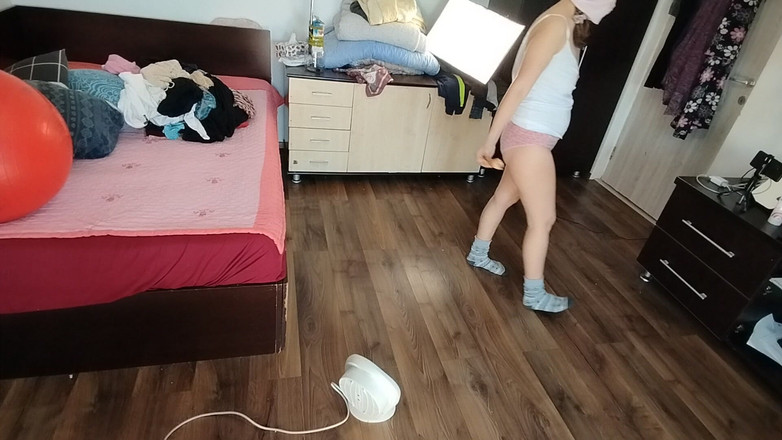 Mirsur: 性感的黑发女郎在试穿衣服时玩得很开心。性感的妈妈在房子周围裸体跳舞。