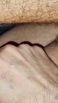 Ung fräck Twink i het pappas sperma i ett jämnt hål