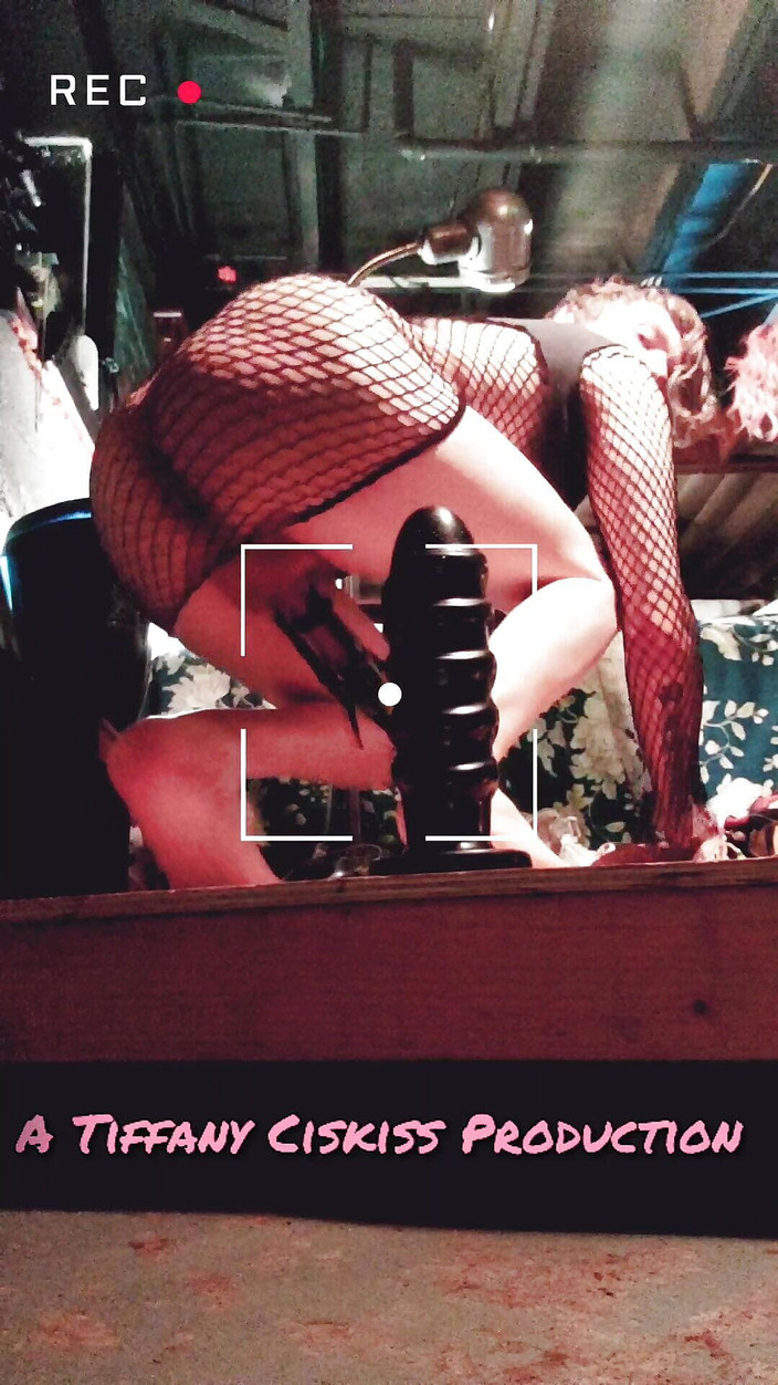 Tiffany Ciskiss: 거대한 장난감에 후장을 따먹는 Sis.