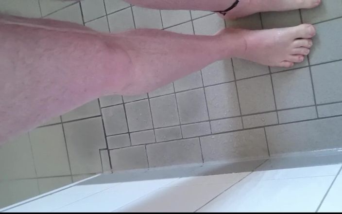 Carmen_Nylonjunge: Plaisir sous la douche dorée