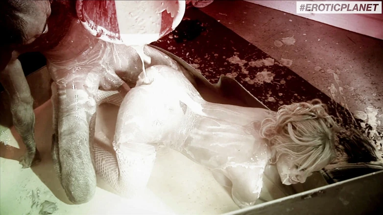 Erotic Planet X: Bananass s5: Hot babe has sex with lots of cream...