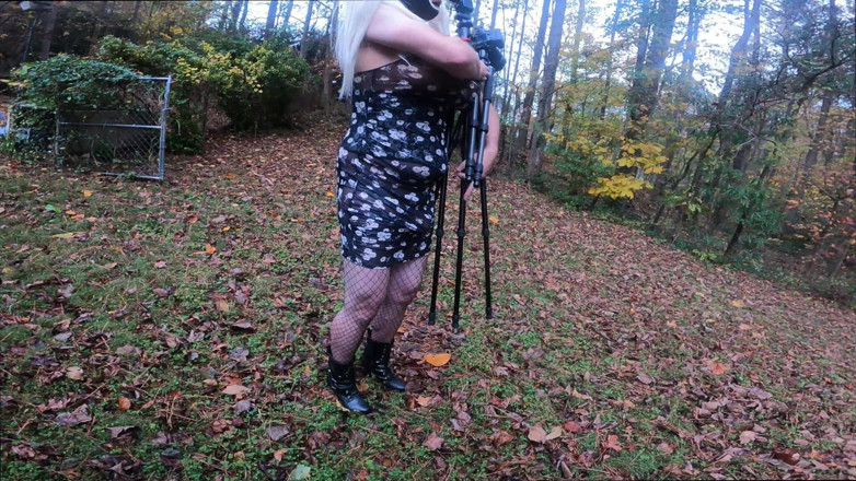 Jon Screcrow: Gigante Tetas Falsas Crossdresser Camina Por El Bosque Detrás De...