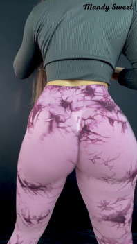 Cái mông to Brazil twerking theo âm thanh funk với quần legging không quần lót của cô ấy