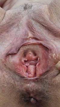 Aku lagi asik ngentot memekku sambil bugil di luar ruangan - close up