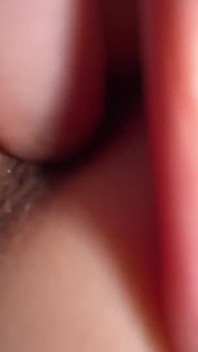 Gadis mungil suka fingering anal di kabin lintasan sama pengemudi trek