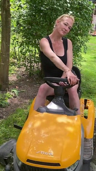 Esguichando em um cortador de grama, você deve ver essa milf com tesão
