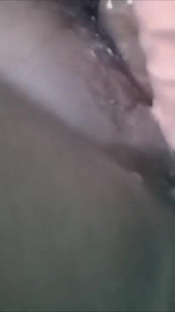 Tante seksi filipina lagi asik muasin memeknya pakai dua dildo sampai mengerang keenakan!