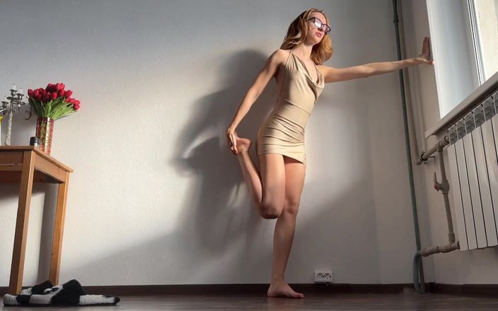 Holy Harlot: Giantess yoga kısa elbise