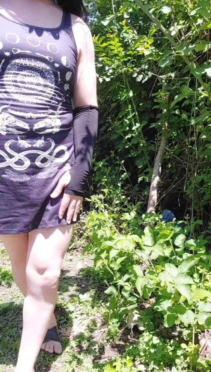 Kitty_Cross: Model seksi ini dicrot sperma hangat di luar ruangan saat...