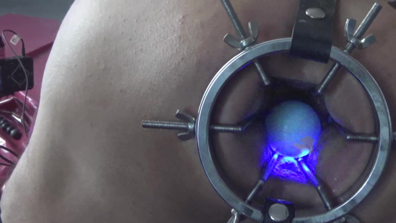 Pierro Toy: Lichtschow por la puerta trasera