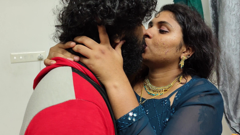 Vaigavarun45: Sexo com meia-irmã enquanto ela faz a cama, malayali meia-irmã...