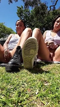 Duas putas australianas pegas e fodidas no banheiro