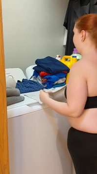 乾燥機で立ち往生する小さな義理の妹