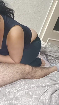 Zaczęła ssać mojego kutasa i pokazuje swoją spermę w ustach