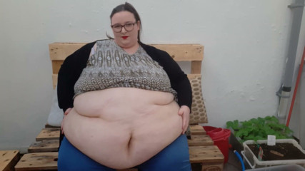 SSBBWLadyBrads: Awek montel super saiz bermain perut taman rahsia