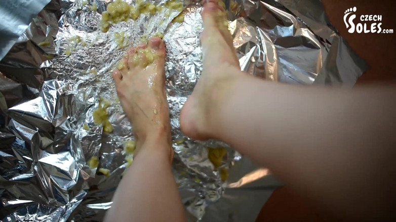 Czech Soles - foot fetish content: Latihan menghancurkan makanan dan haiwan peliharaan oleh Daniela