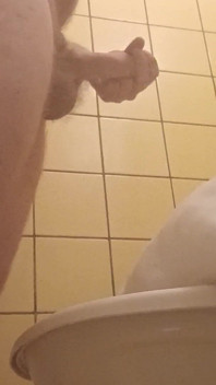 Sborrata nel cuscino del bagno