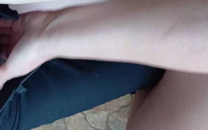 Lesbian-candys: Äldre och yngre styvsystrar onanerar varandra i köket och cum...