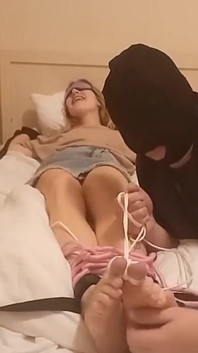 Kelepçeli ve gözleri bağlı ayaklarımı gıdıklıyor