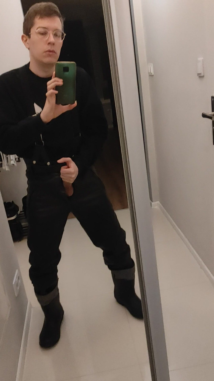 Gayfucker25: Uomini dell'esercito gay scopano. Sono in stivali di gomma e...